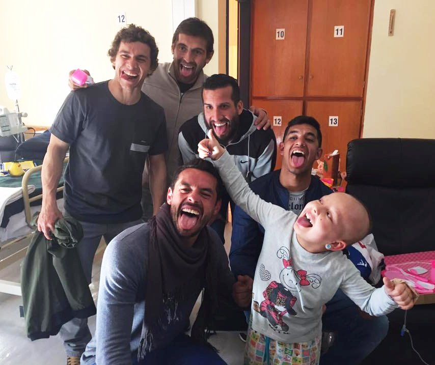 Atento. Junto a más jugadores, con niños de la Fundación Pérez Scremini (2017).