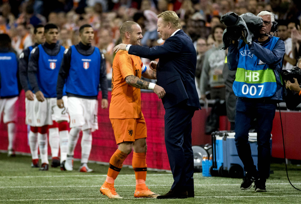 Sneijder y Koeman se abrazan
