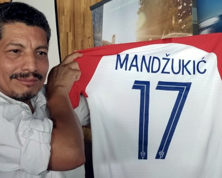 Yuri Cortez con la camiseta de Mario Mandzukic. Foto: @YuriYurisky