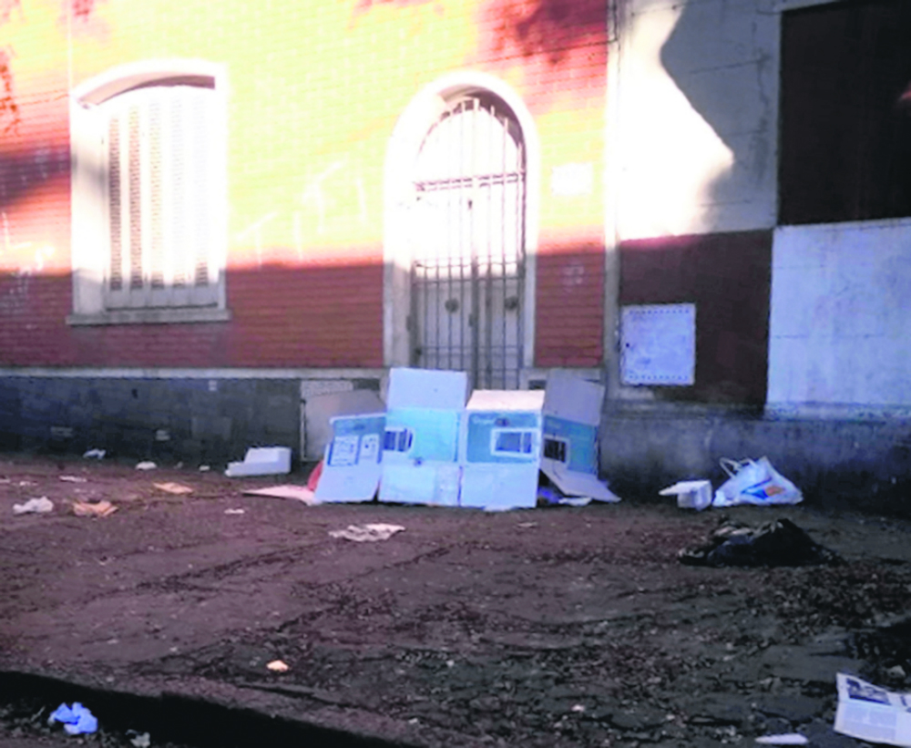Junto a las personas aparecen carpas y construcciones precarias y la basura en las calles se volvió incontrolable.