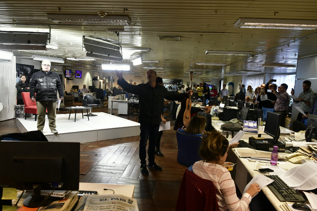 Sorpresa en la redacción de El País en el 100 aniversario. Foto: Fernando Ponzetto