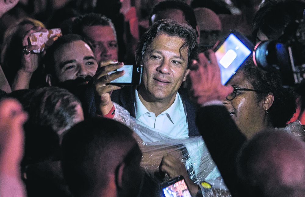 Fernando Haddad aparace rodeado de simpatizantes en un acto que realizó ayer en Río de Janeiro como parte de la movilización electoral del PT. Foto: AFP