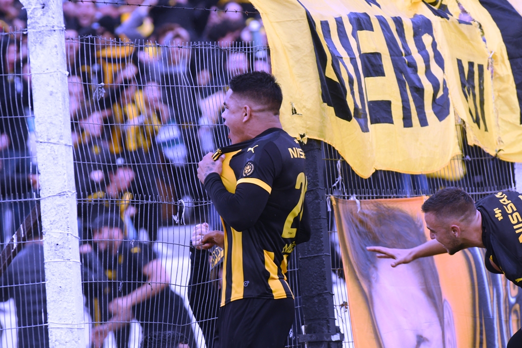 Gabriel Fernández festeja su gol en Jardines. Foto: Francisco Flores