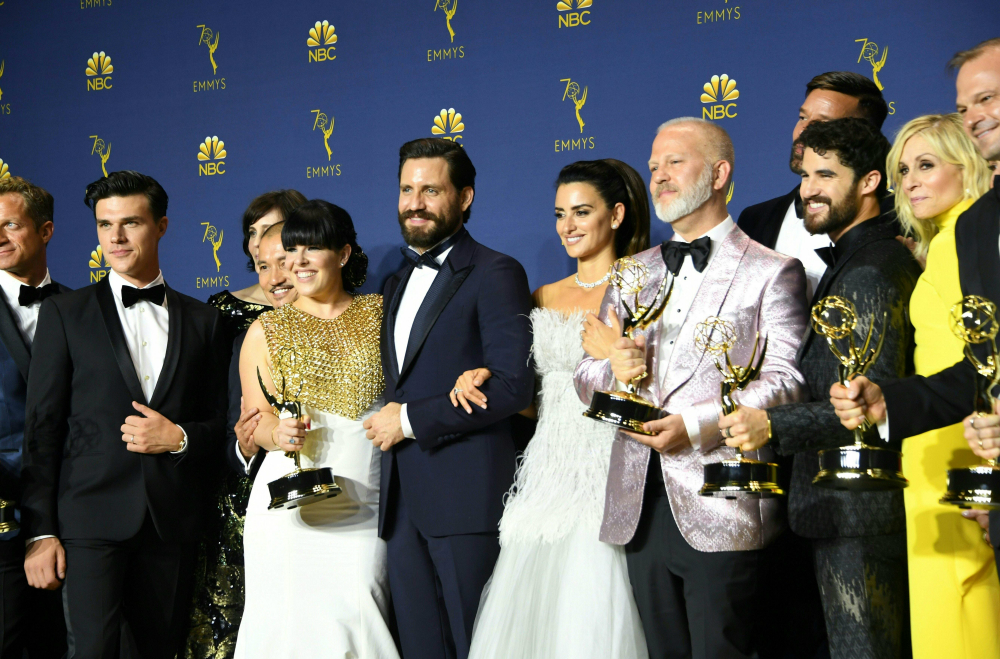 Ryan Murphy y el elenco de American Crime Story: Versace con su premio a mejor miniserie