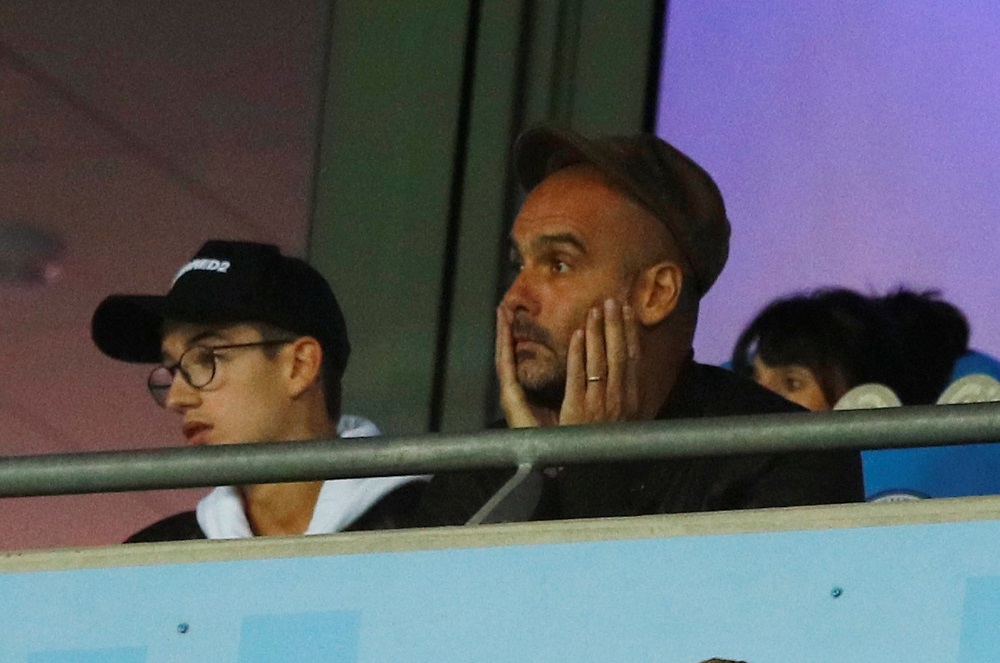 Pep Guardiola viendo el partido de Manchester City desde el palco