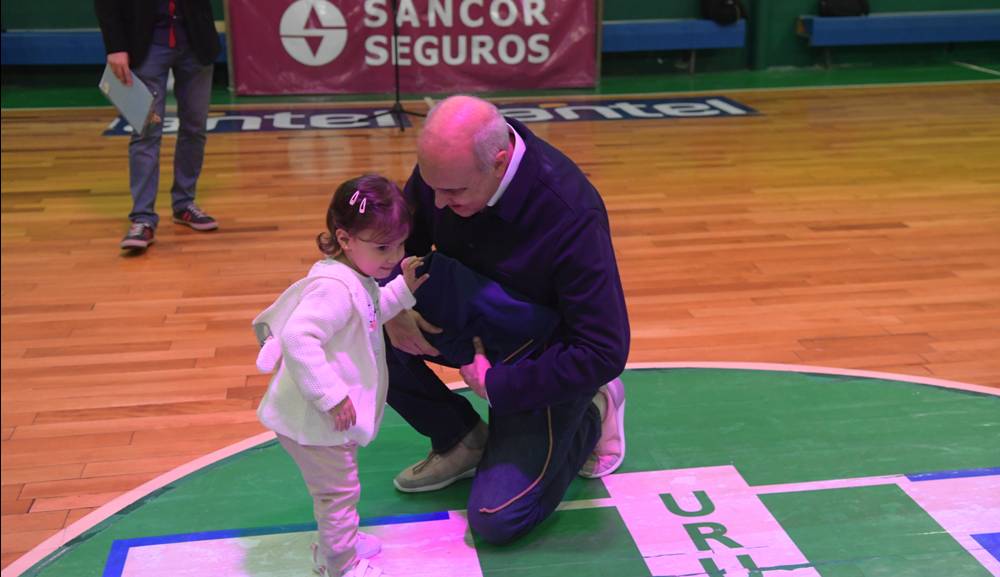 El homenaje que recibió Héctor Da Prá por sus 30 años como entrenador. Foto: Marcelo Bonjour.