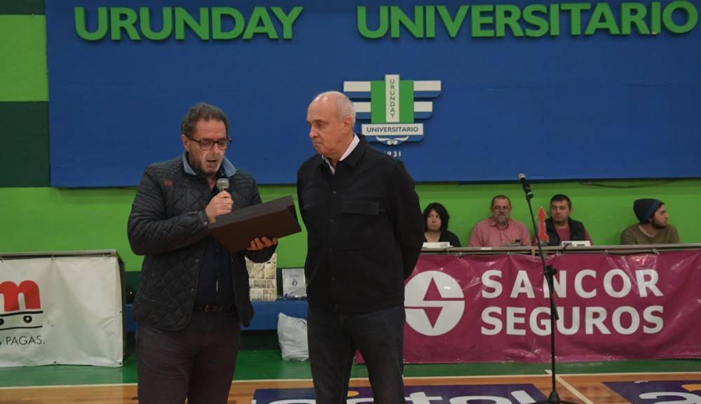 El homenaje que recibió Héctor Da Prá por sus 30 años como entrenador. Foto: Marcelo Bonjour.