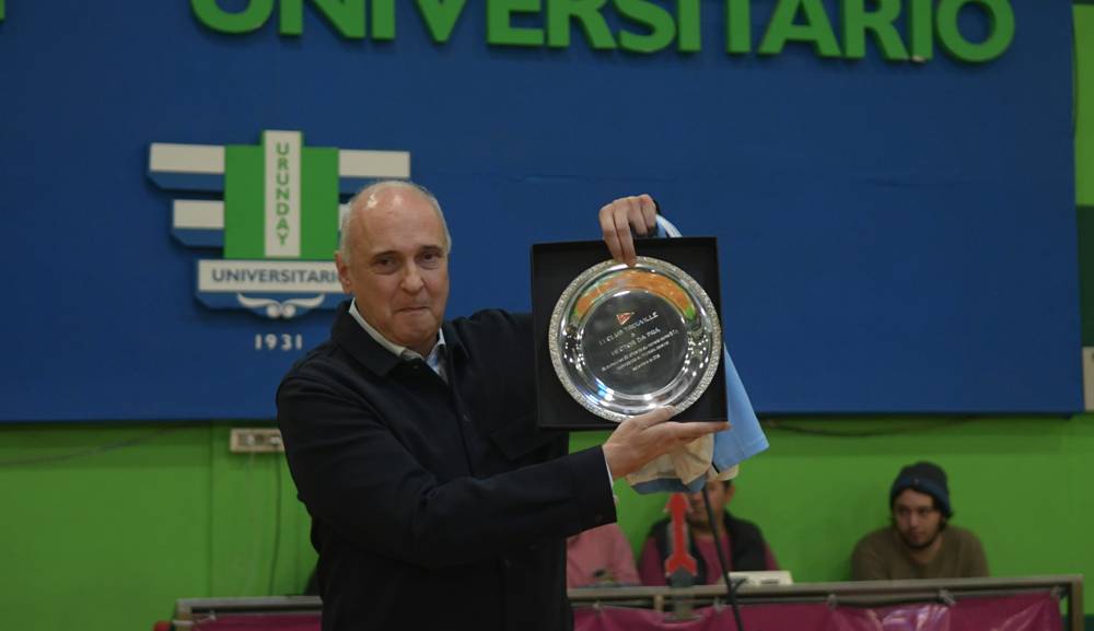 El homenaje que recibió Héctor Da Prá por sus 30 años como entrenador. Foto: Marcelo Bonjour.