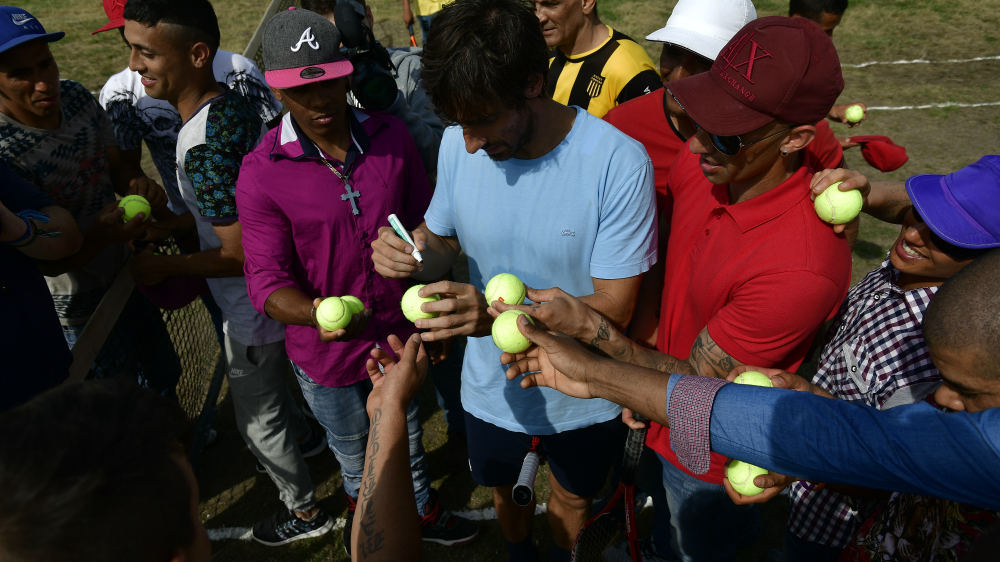 Recuerdo: Pablo Cuevas firmó pelotas a los presos. Foto: Fernando Ponzetto