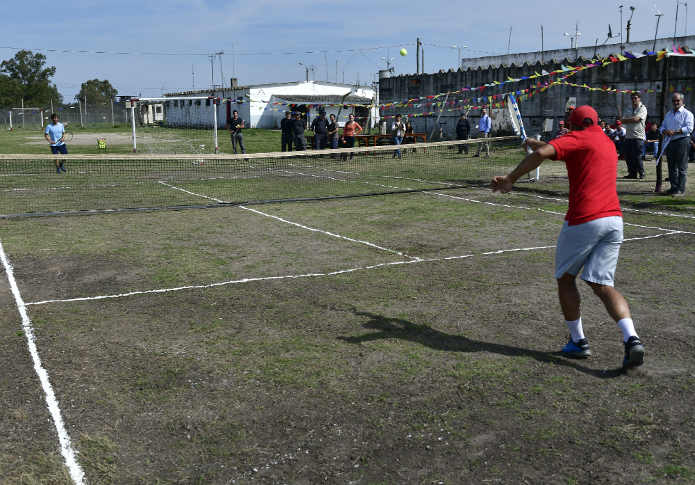 Desafío: el tenista jugó contra varios reclusos; el primero fue José “Coto” González. Foto: Fernando Ponzetto