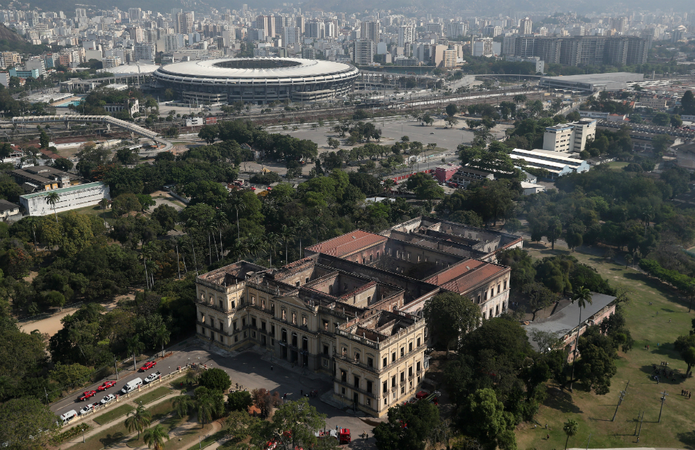 En el centro de la imagen aérea está el Museo Nacional que muestra las consecuencias del incendio que causó destrucción. Foto: Reuters