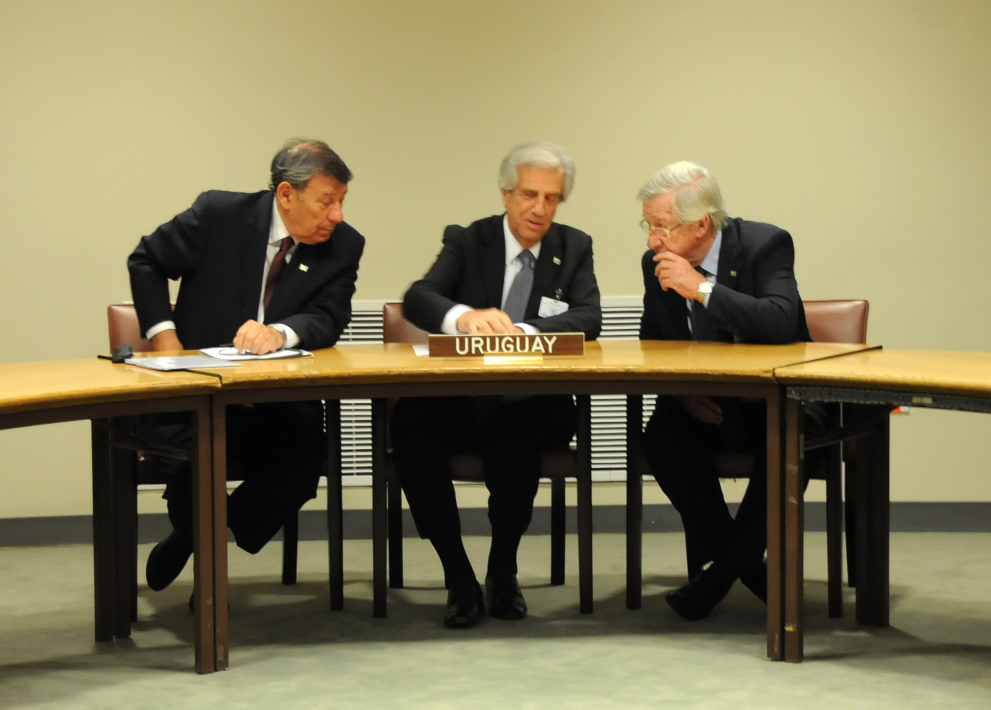 El presidente Vázquez junto a Nin Novoa y Astori. Foto: Presidencia de la República