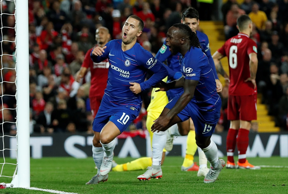 Eden Hazard festejando con VIctor Moses el gol de Chelsea