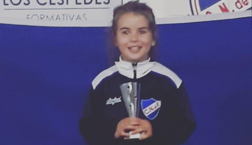 Mahia con el trofeo que ganó con la categoria 2011 por el Torneo Apertura.