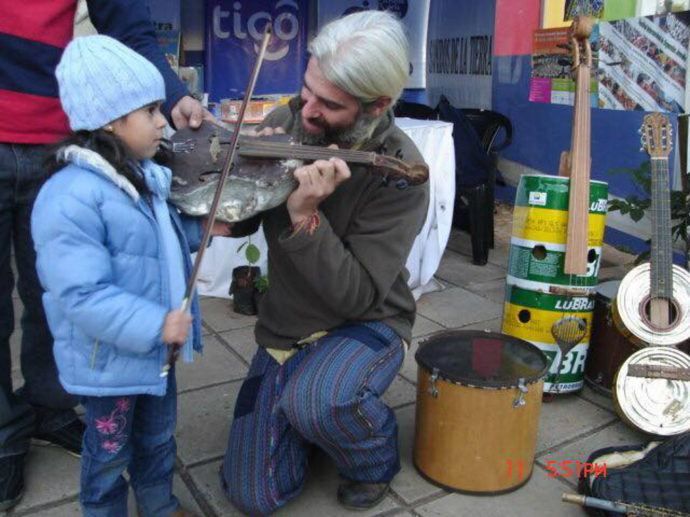 Camilo Abrines, el uruguayo que viajó 10 veces a Paraguay para formar a la gente del vertedero en luthería.