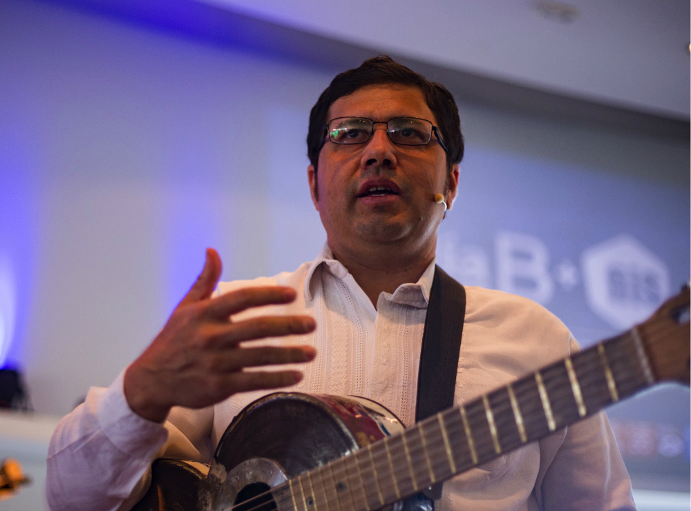 Favio Chávez, técnico ambiental y fundador de la orquesta, el taller de luthería y la escuela de música de Cateura.