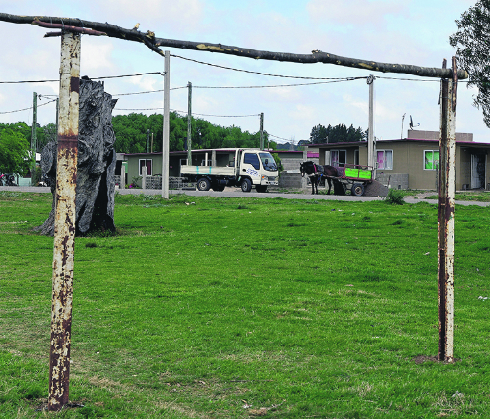 Bandos: en el medio hay una cancha, pero los niños no juegan juntos. Foto: Fernando Ponzetto