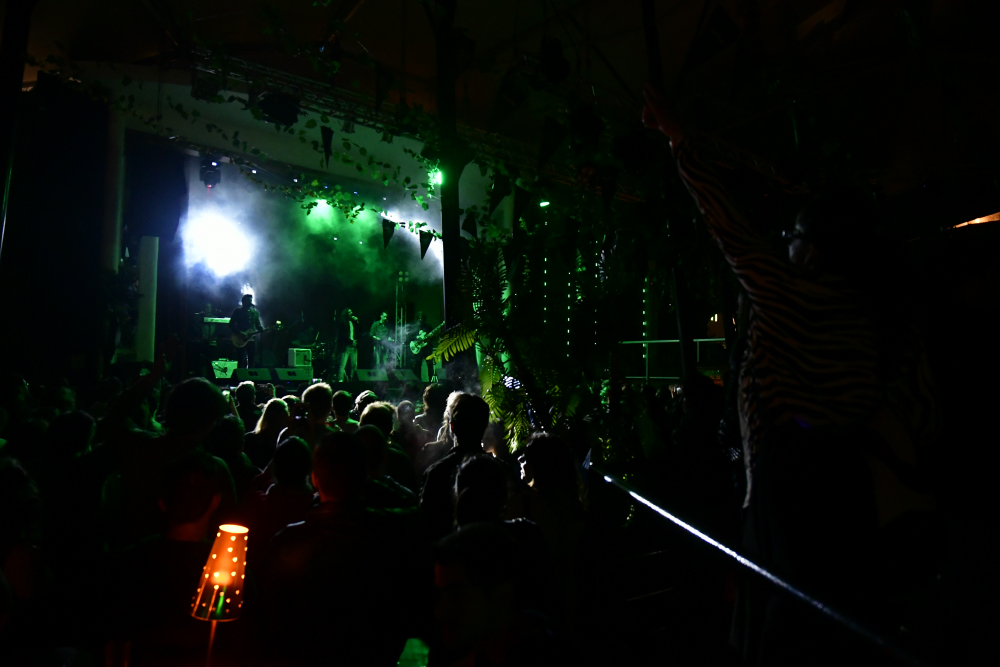 Mono Roots en Plaza Mateo. Foto: Fernando Ponzetto