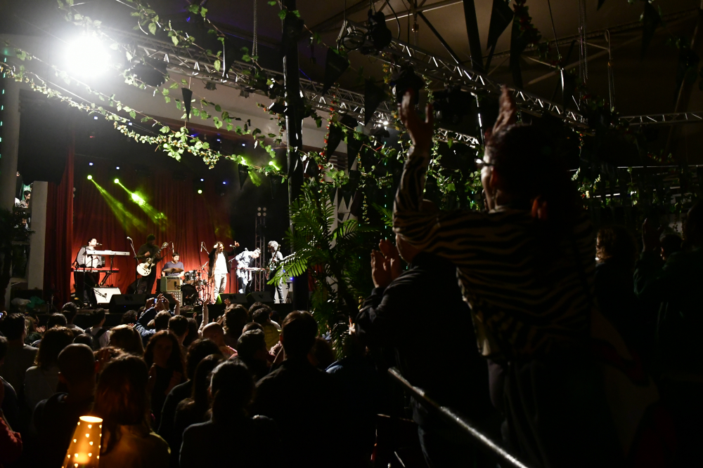 Mono Roots en Plaza Mateo. Foto: Fernando Ponzetto