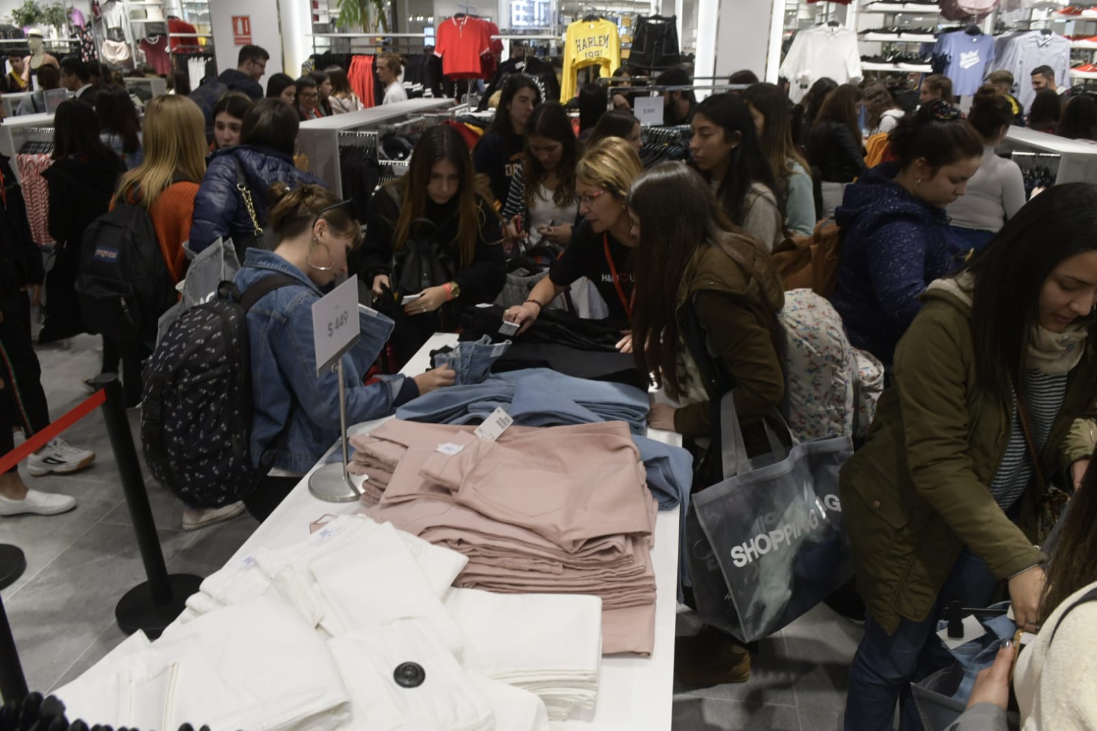 H&M abrió su primer local en Uruguay. Foto: Marcelo Bonjour