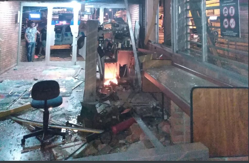 La sucursal del Banco República en Sauce fue blanco de un ataque con explosivos. Foto: Unicom