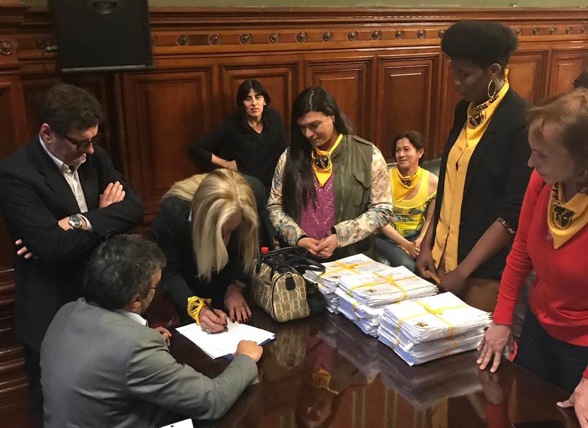 Organizaciones que impulsan la Ley Trans presentaron más de 60.000 firmas para impulsar el proyecto. Foto: Unión Trans