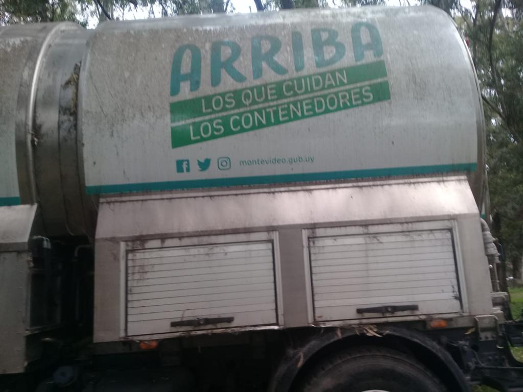 Camiones de la Intendencia en el parque Fernando García. Foto: edil Javier Barrios