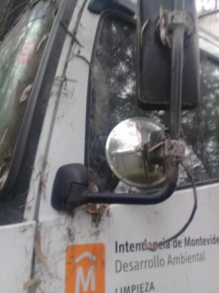 Camiones de la Intendencia en el parque Fernando García. Foto: edil Javier Barrios