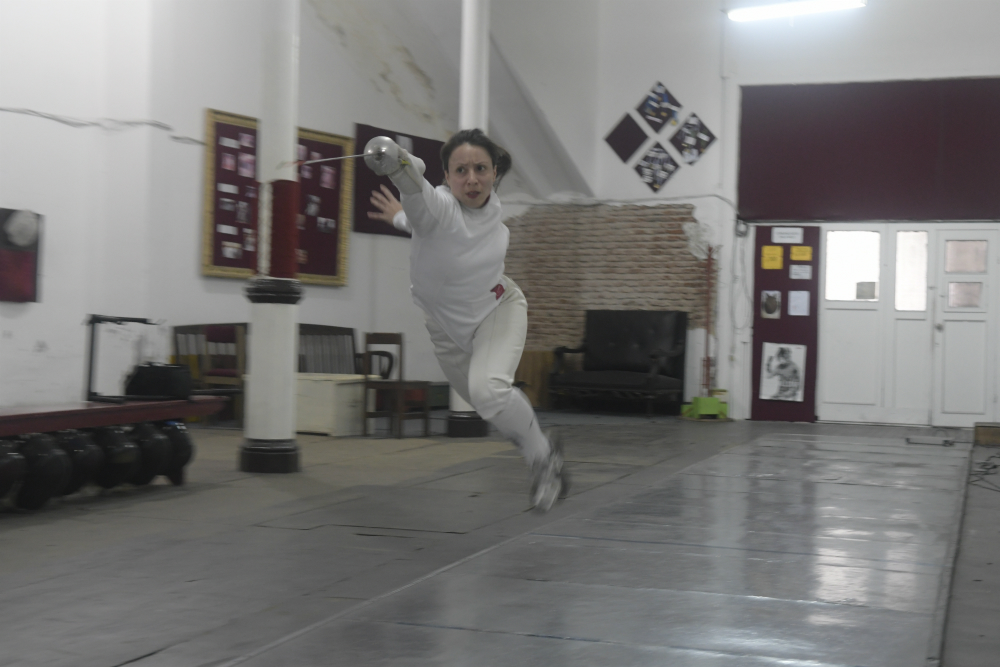 Alejandra Papuchi tiene 36 años y hace esgrima desde los 17