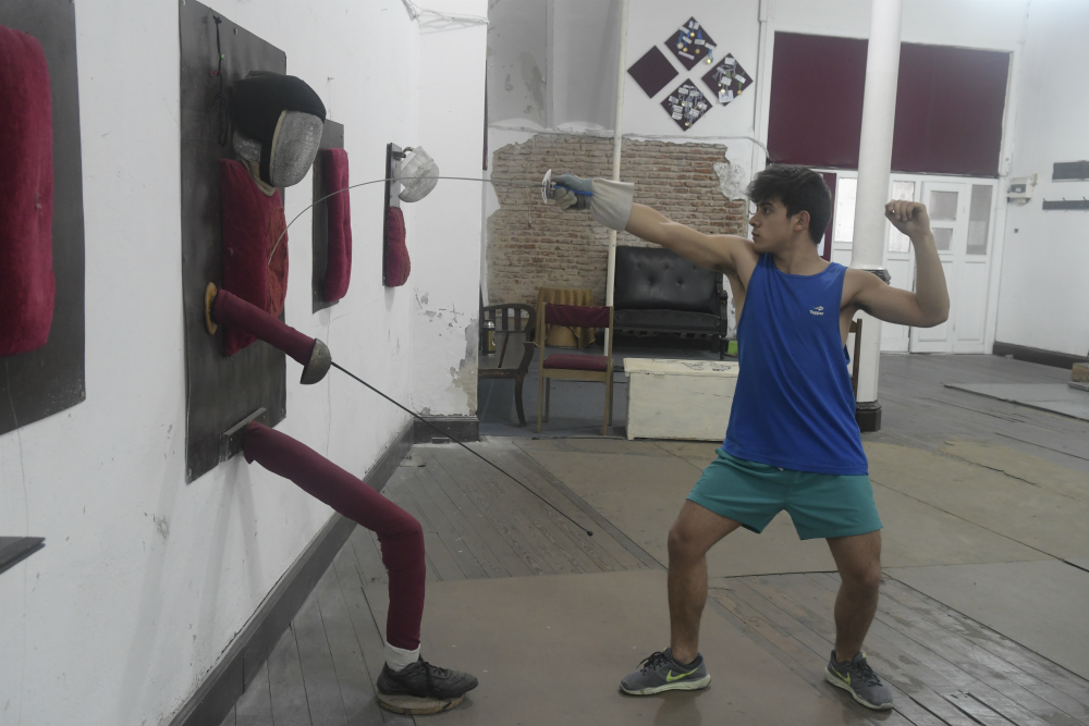 Los estudiantes de la EMAD tienen como materia obligatoria la esgrima