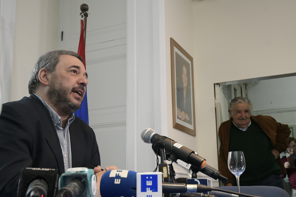 José Mujica sigue las palabras de Mario Bergara. Foto: Leonardo Mainé