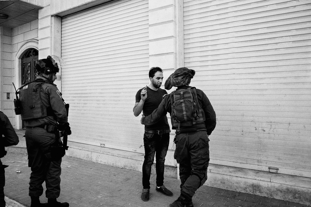 Para los palestinos, los puestos de control son una amenaza diaria, una humillación y un recordatorio de la vida bajo la ocupación israelí.  Foto: Moises Saman/Magnum Photos