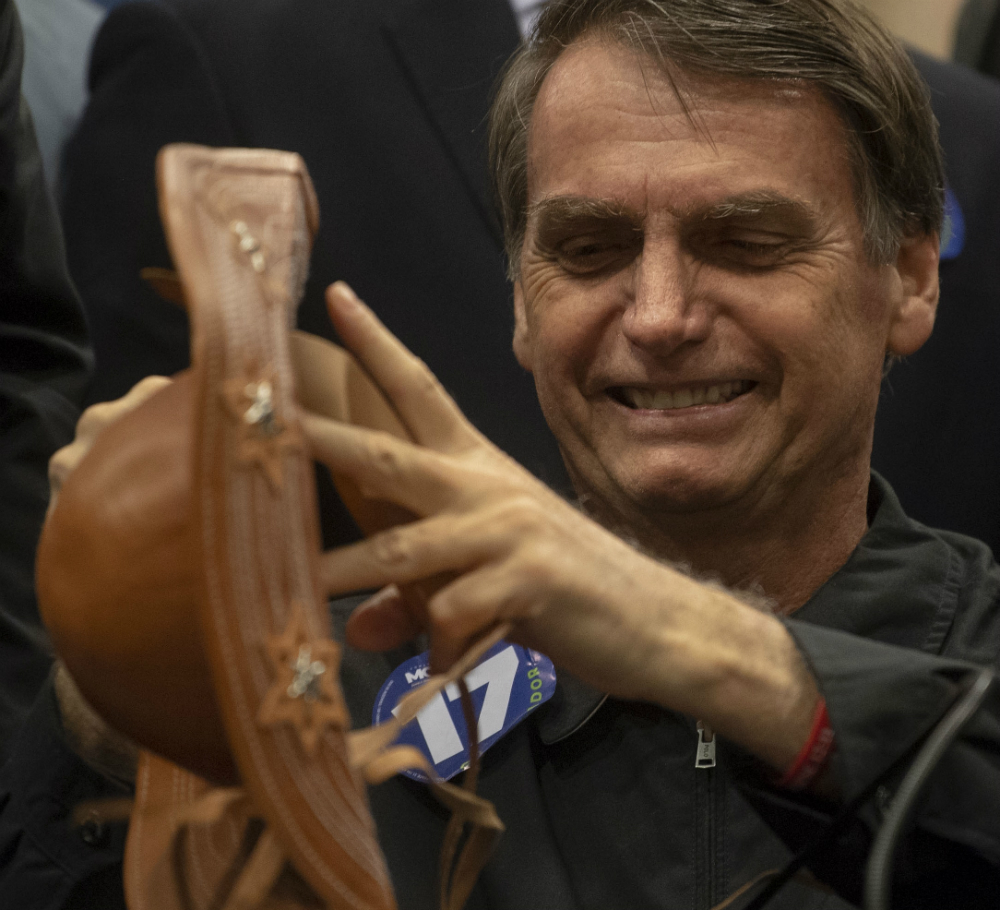 A un paso: Jair Bolsonaro muestra un sombrero típico en la conferencia de prensa que realizó el viernes. Foto: AFP