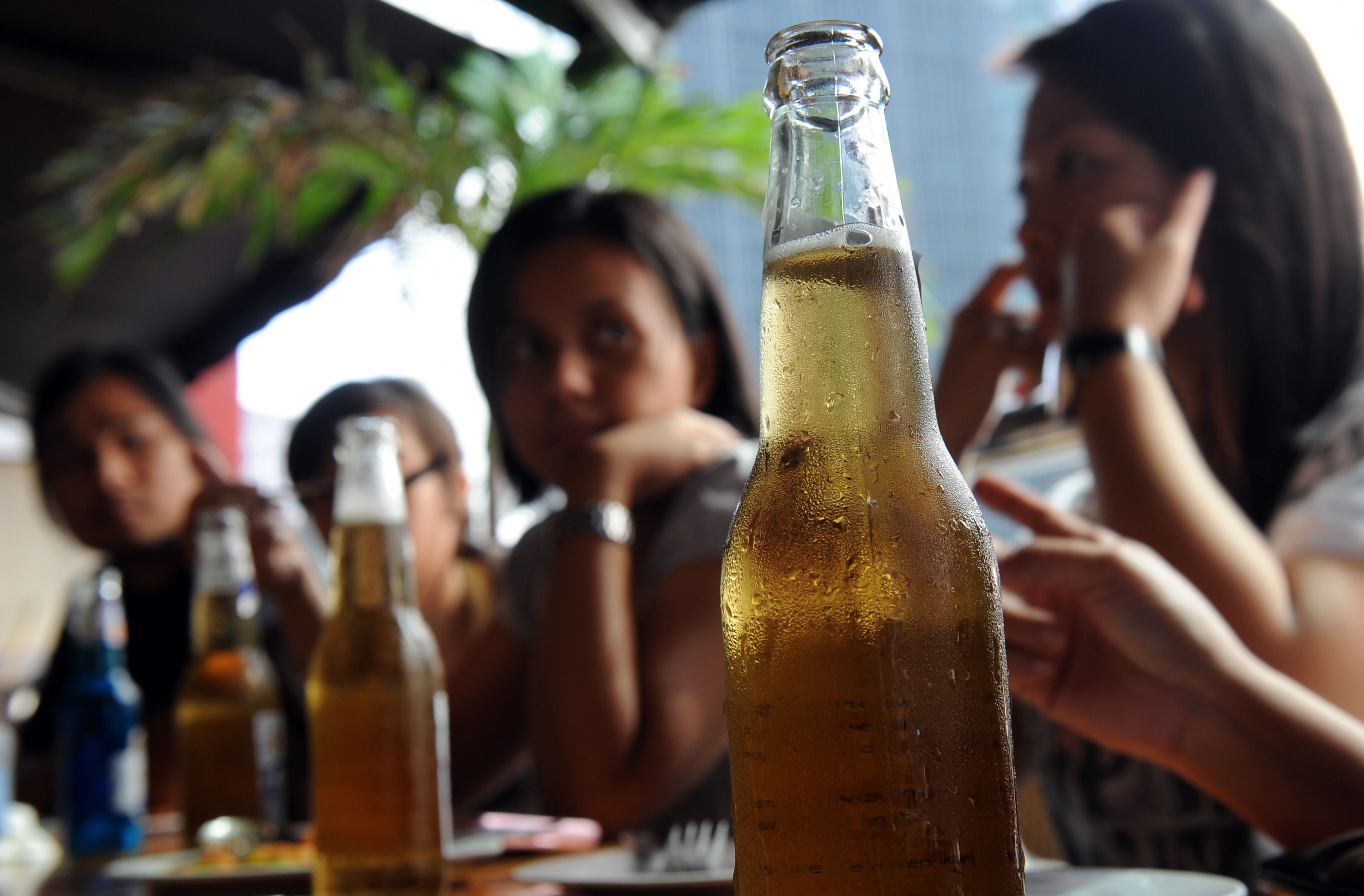 La cerveza es una de las bebidas más preferidas por los jóvenes. Foto: AFP