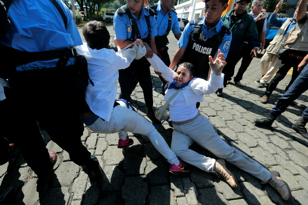 Varios manifestantes fueron arrastrados hasta los patrulleros por la Policía. Foto: Reuters