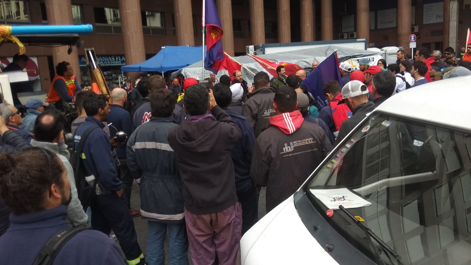 La manifestación pasó por el lugar en que protestan los trabajadores del gas. Foto: Sindicato del Gas / Alejandro Acosta