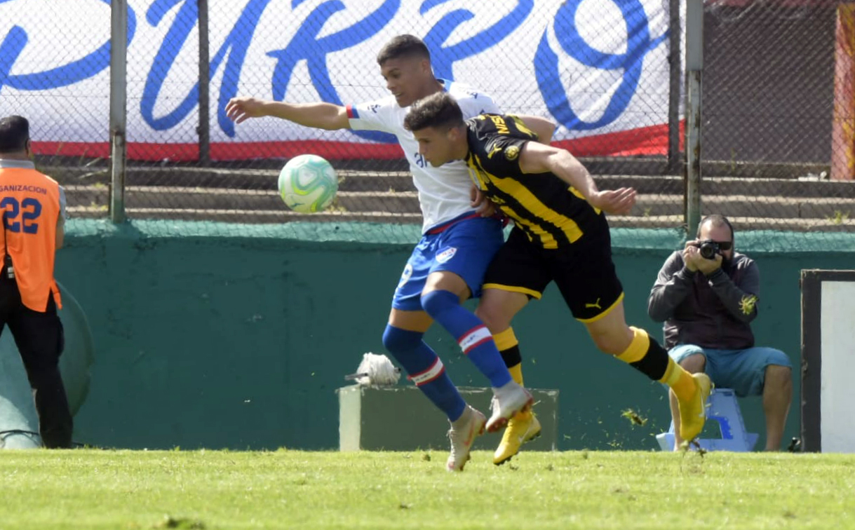Brian Ocampo y Giovanni González en el Nacional vs. Peñarol.
