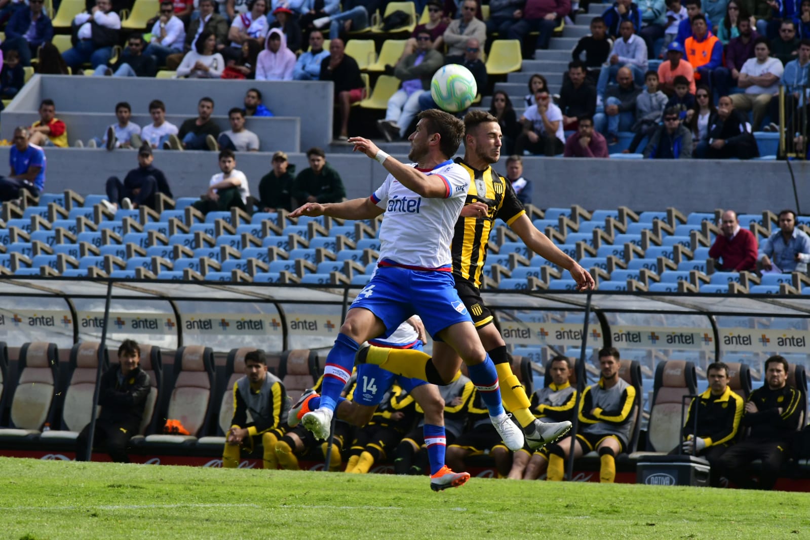 Gonzalo Bergessio y Ezequiel Busquets en el clásico Nacional vs. Peñarol