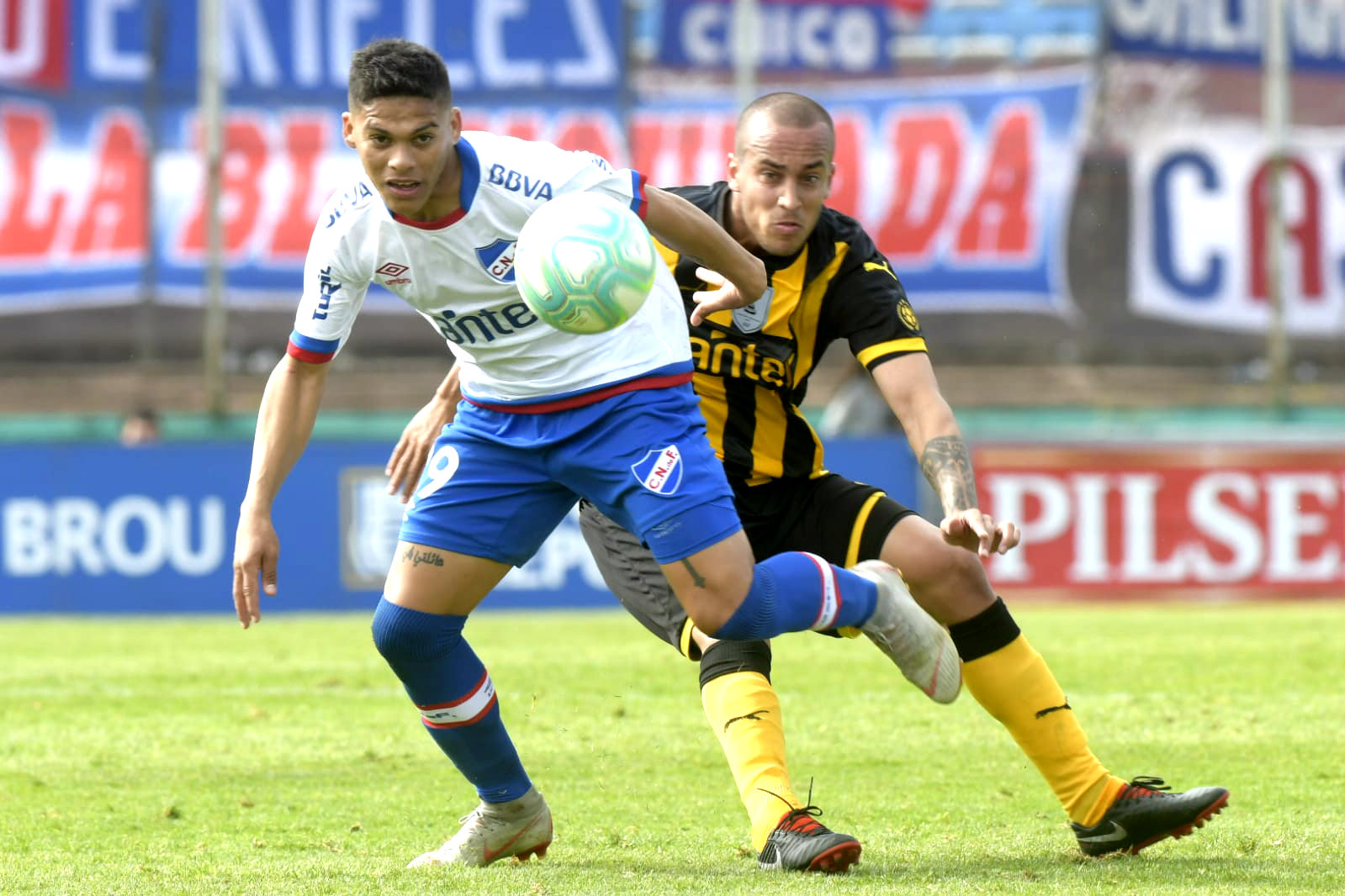 Brian Ocampo y Guzmán Pereira en el clásico Nacional vs. Peñarol.