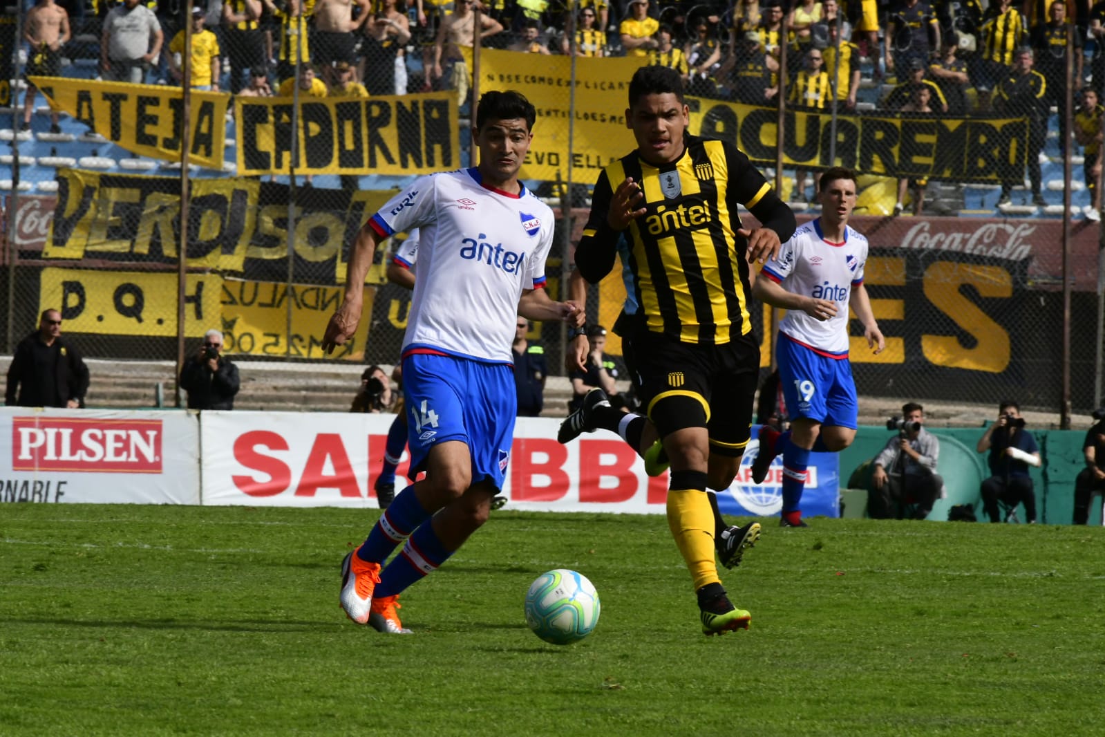 Gonzalo Castro y Gabriel Fernández en el clásico Nacional vs. Peñarol