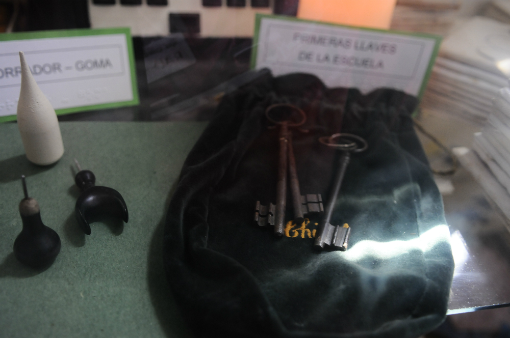 Primeras llaves de la escuela expuestas en una vitrina. Foto: Darwin Borrelli.