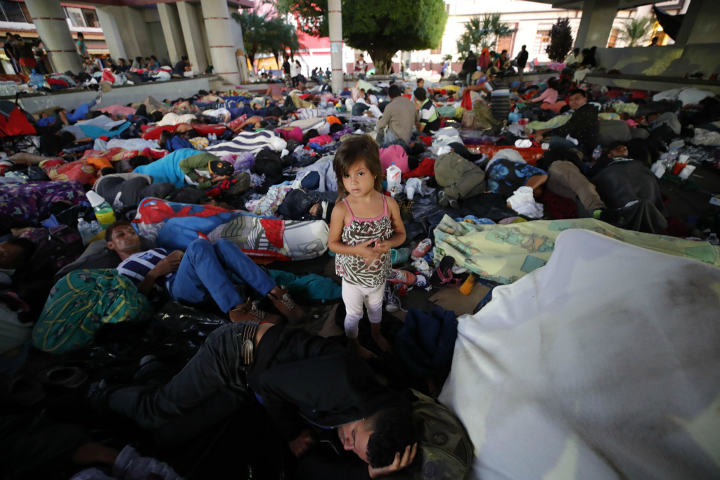 Migrantes hondureños descansan en un campamento en México. Foto: EFE