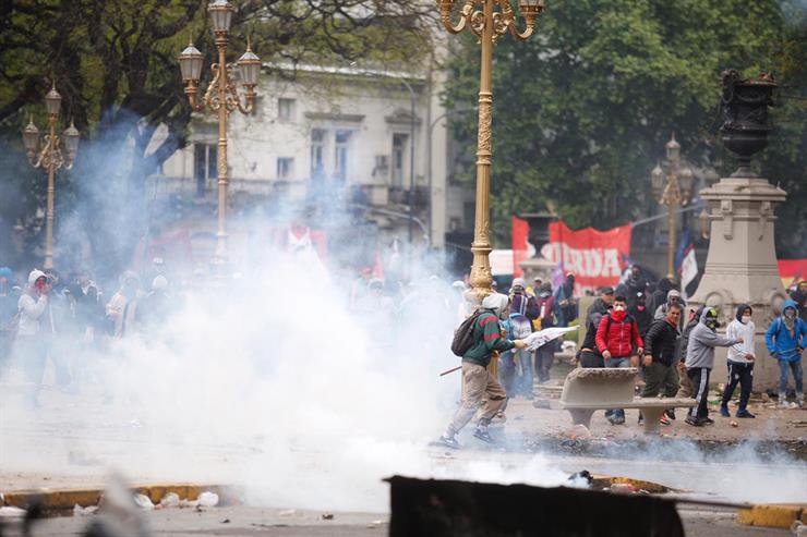 Disturbios entre manifestantes y efectivos en el Congreso argentino. Foto: Emiliano Lasalvia | La Nación (GDA)