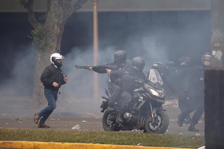 Disturbios entre manifestantes y efectivos en el Congreso argentino. Foto: Emiliano Lasalvia | La Nación (GDA)