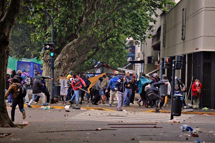 Disturbios entre manifestantes y efectivos en el Congreso argentino. Foto: Emiliano Lasalvia | La Nación (GDA)