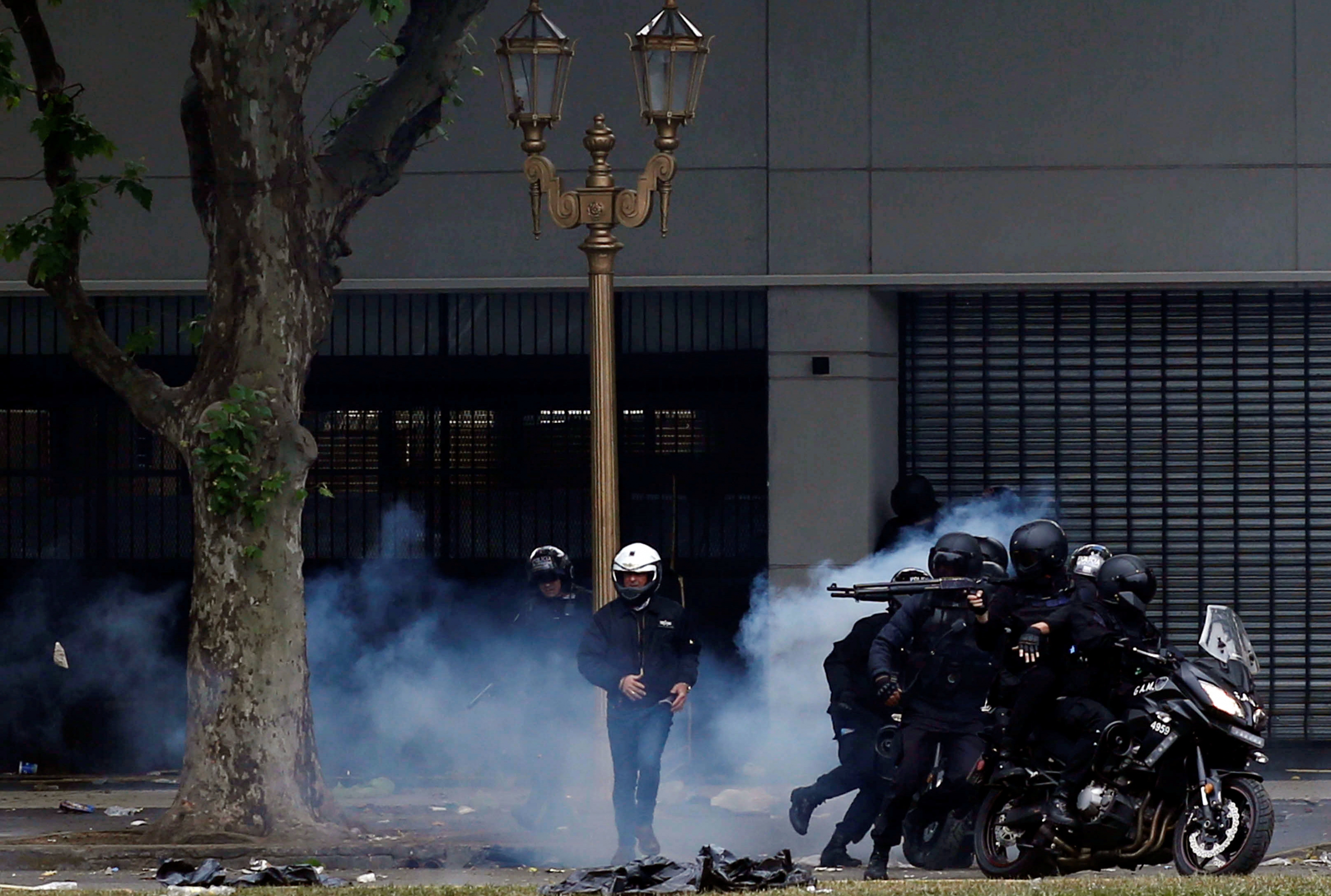 Disturbios entre manifestantes y efectivos en el Congreso argentino. Foto: Reuters