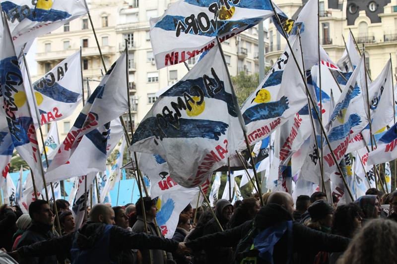 Disturbios entre manifestantes y efectivos en el Congreso argentino. Foto: EFE