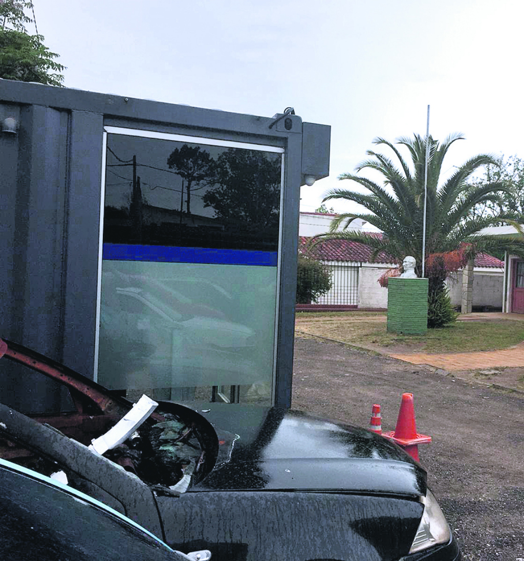 Funcionarios del BROU instalaron una terminal frente a la seccional. Foto: Daniel Correa