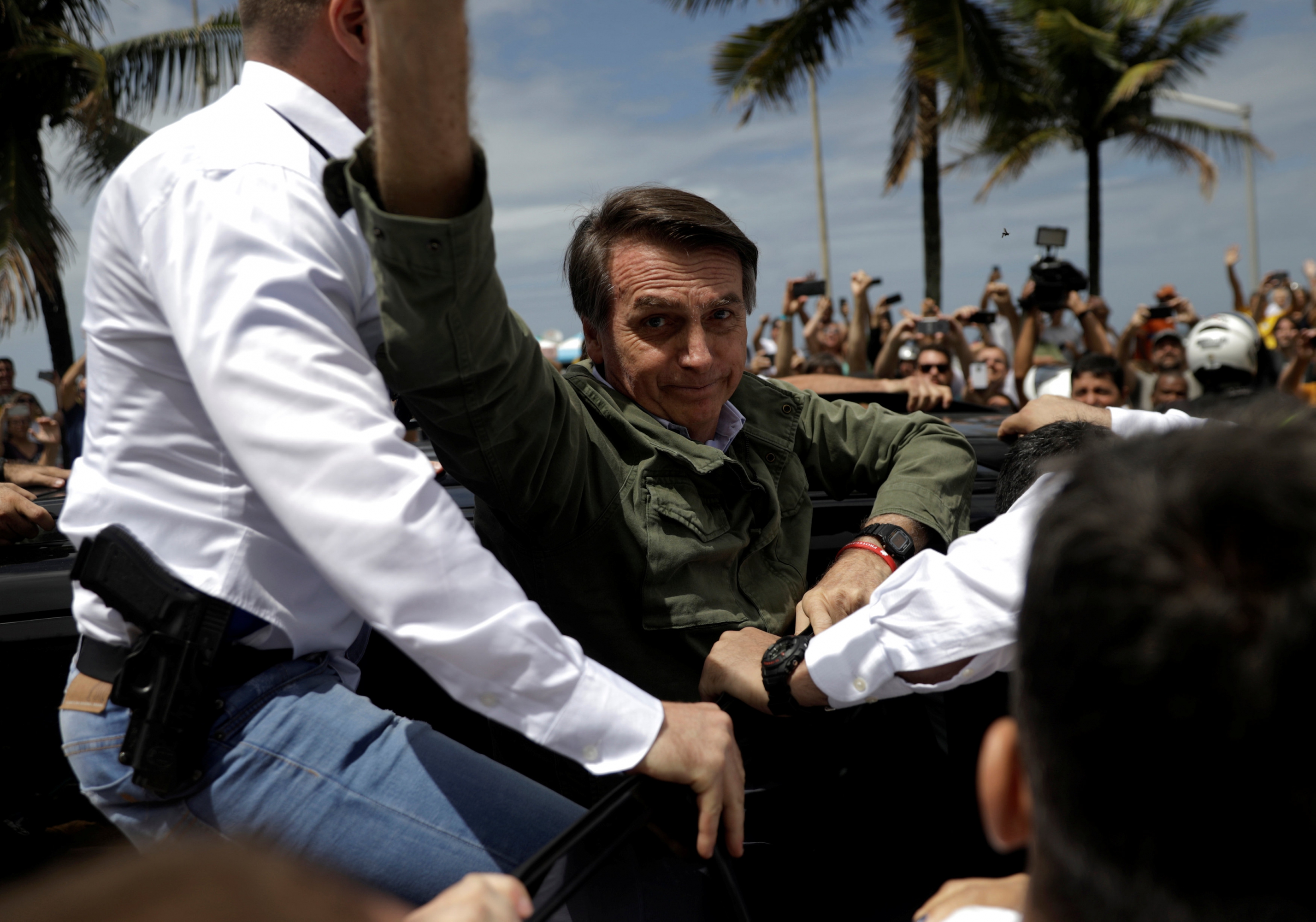 Bolsonaro fue a votar bajo una fuerte custodia armada. Foto: Reuters