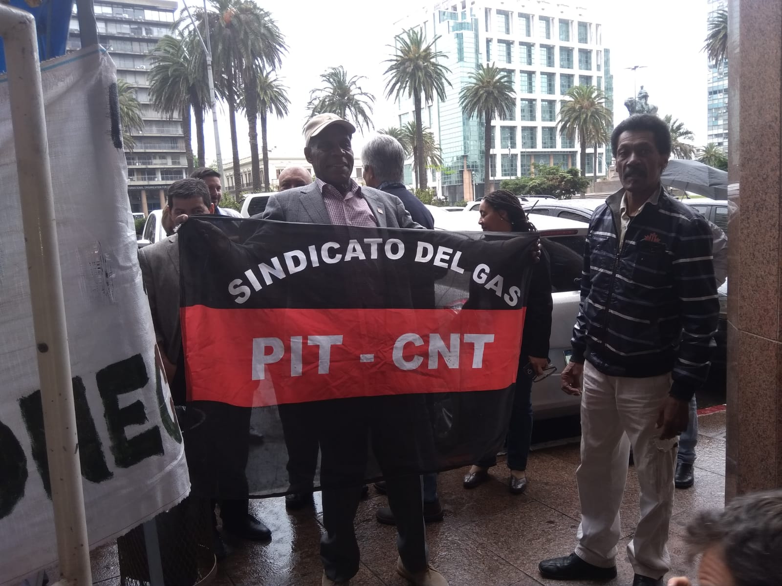 Dany Glover con el sindicato del gas. Foto: Alejandro Acosta / sindicato del gas